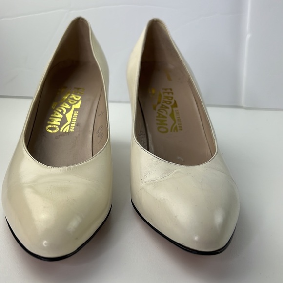 Classic Vintage Ferragamo off white 3" heels - Picture 2 of 9